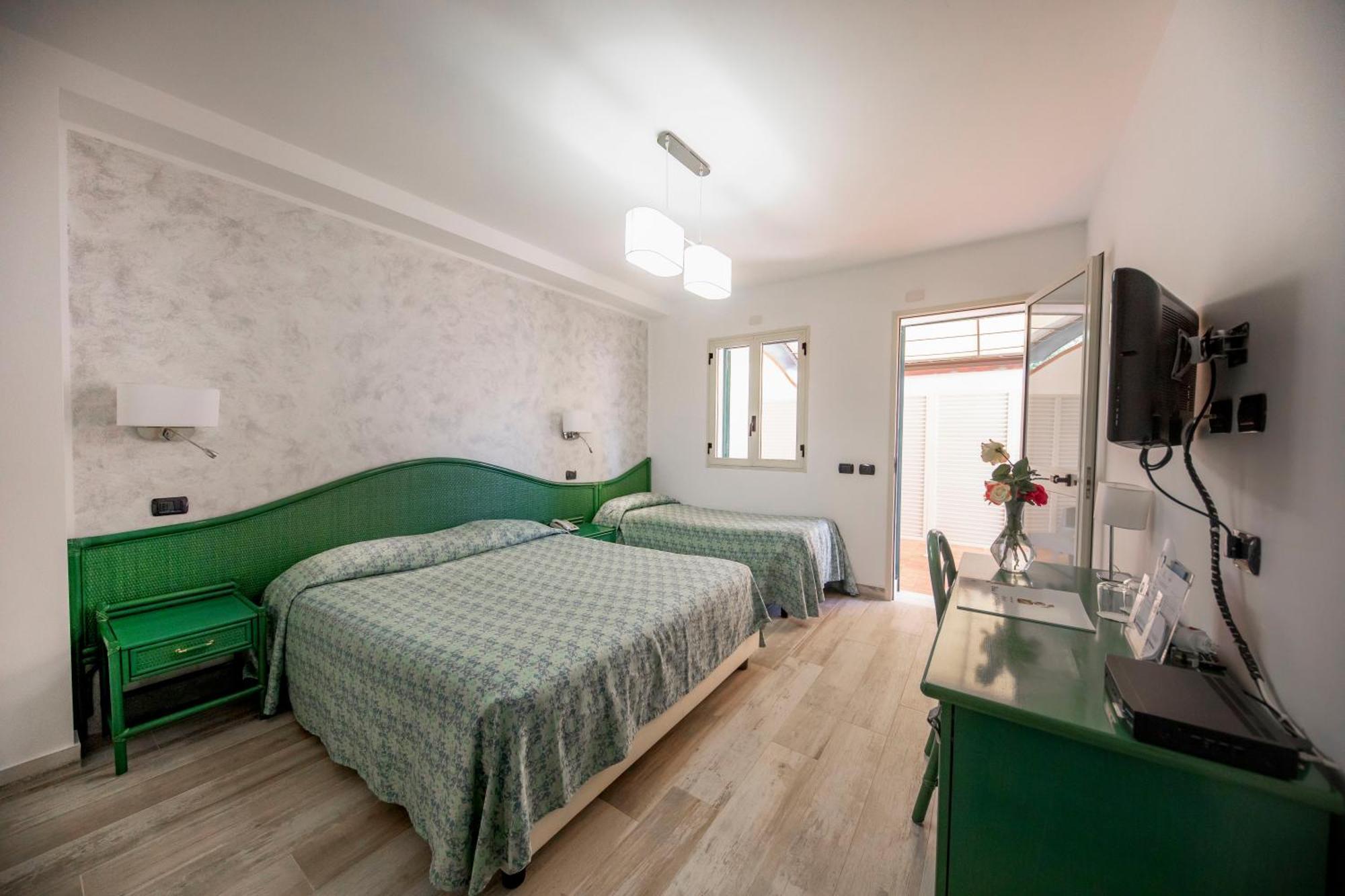 Hotiday Room Collection - Cefalu Mazzaforno Eksteriør billede